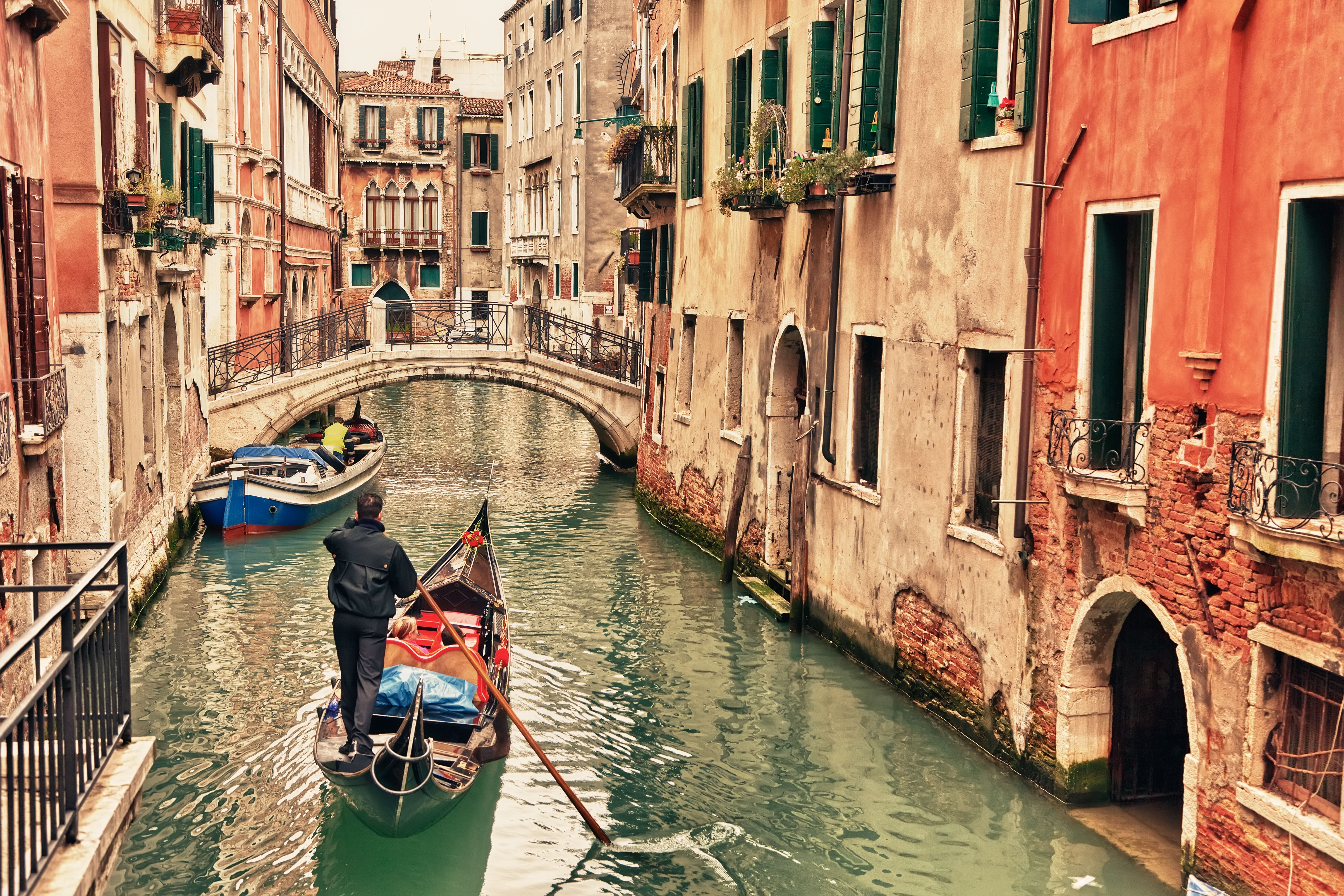 A velha cidade de Veneza e seus inúmeros canais, onde é possível andar de gôndolas, deixam turistas do mundo todo encantados com a beleza da arquitetura milenar italiana / GB Imagem