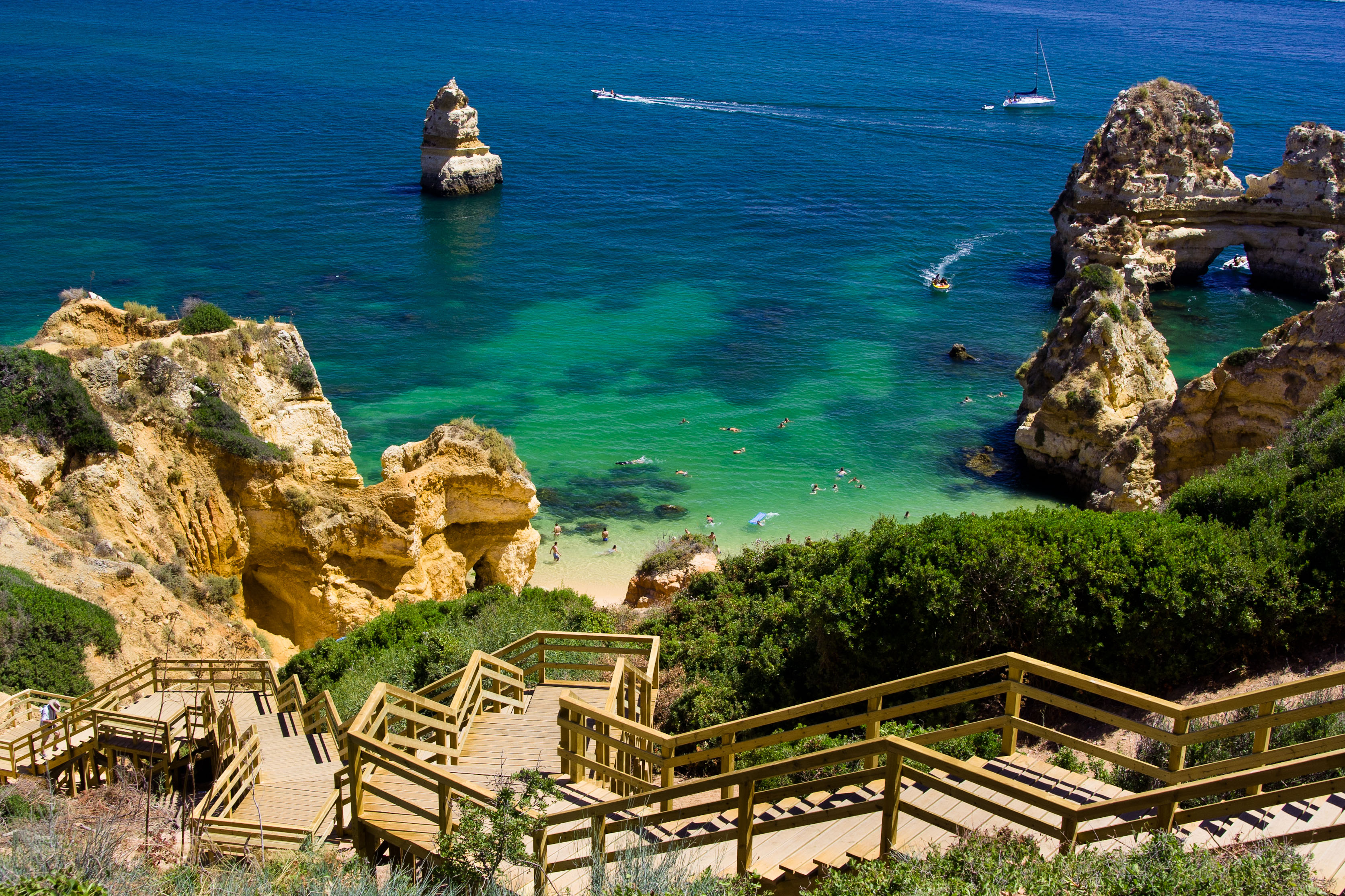 Região portuguesa com o maior número de praias, o Algarve oferece excelentes propostas para férias em família, ao longo do ano / GB Imagem
