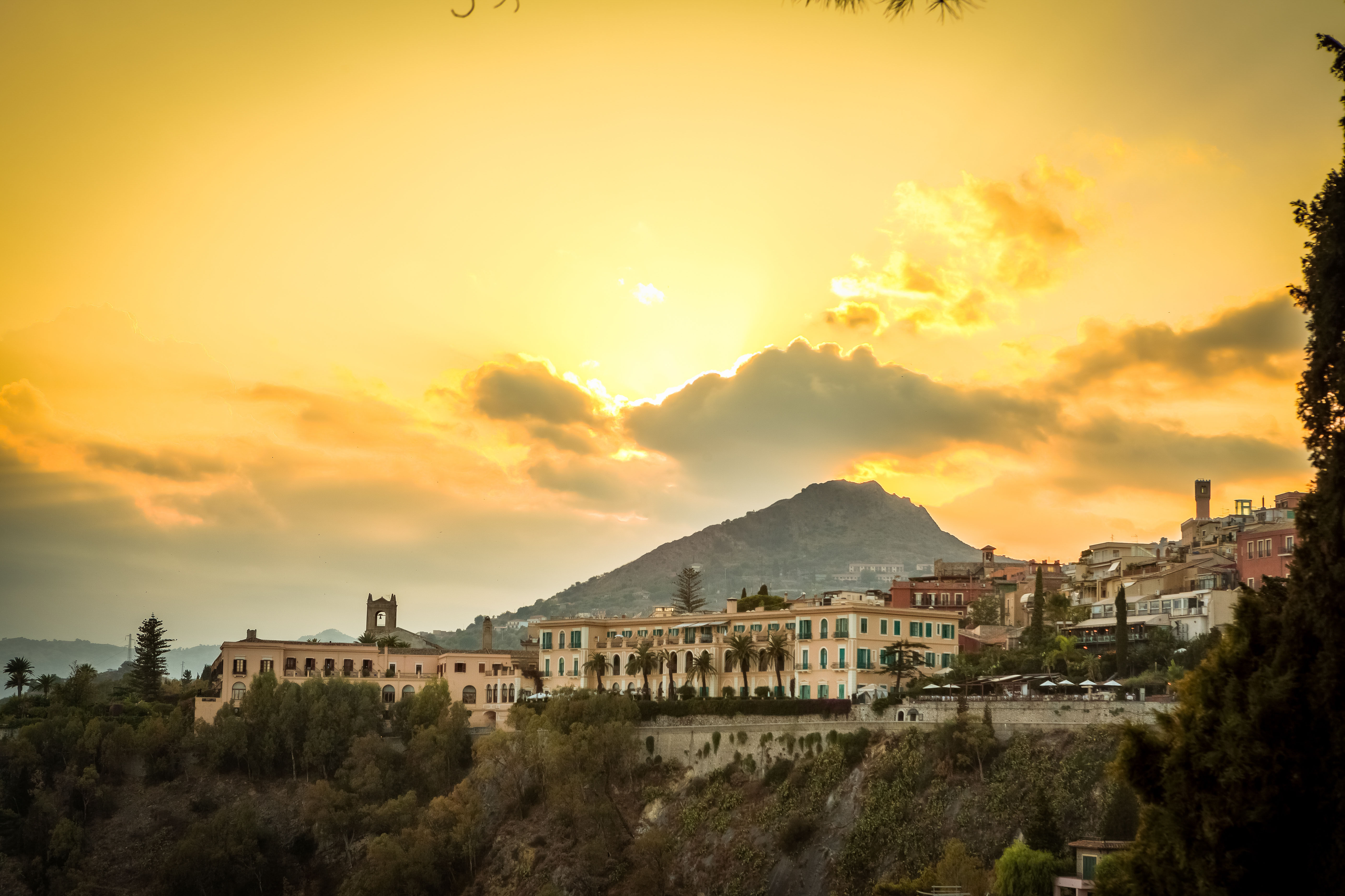 Belo pôr-do-Sol em um refúgio nas montanhas da Sicília, tendo ao fundo o Monte Etna / GB Imagem