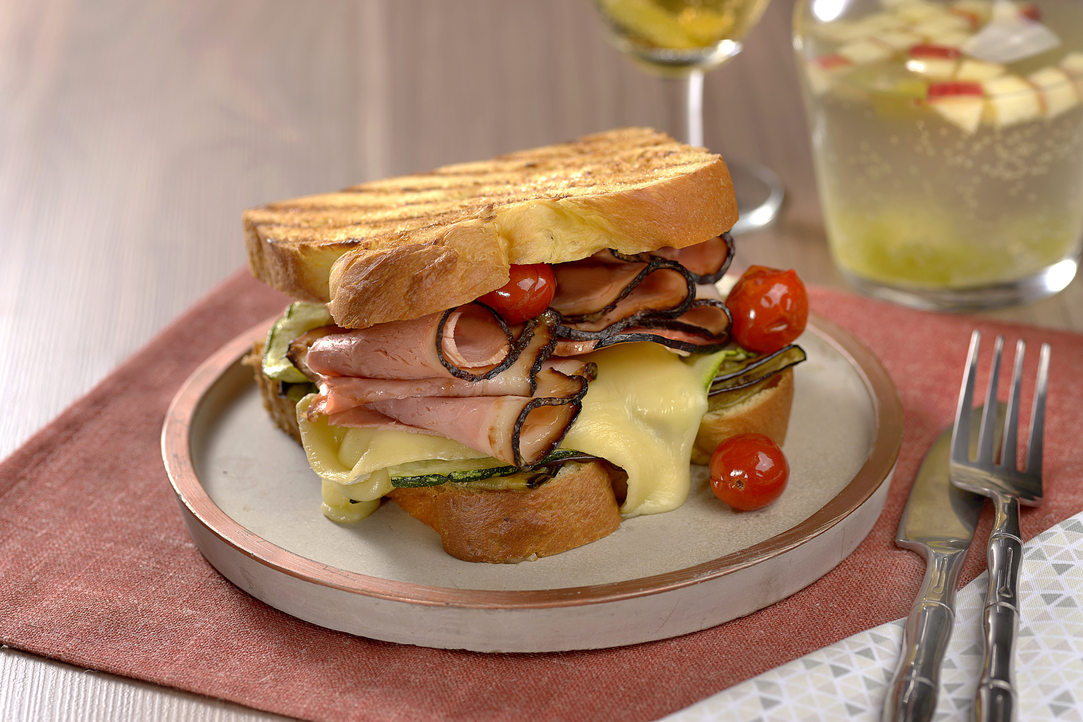 Um sanduiche bem-feito pode substituir uma refeição e sem prejuízo à nutrição. Basta usar a criatividade. Que tal um sanduíche de Brioche enriquecido com legumes? / GB Imagem