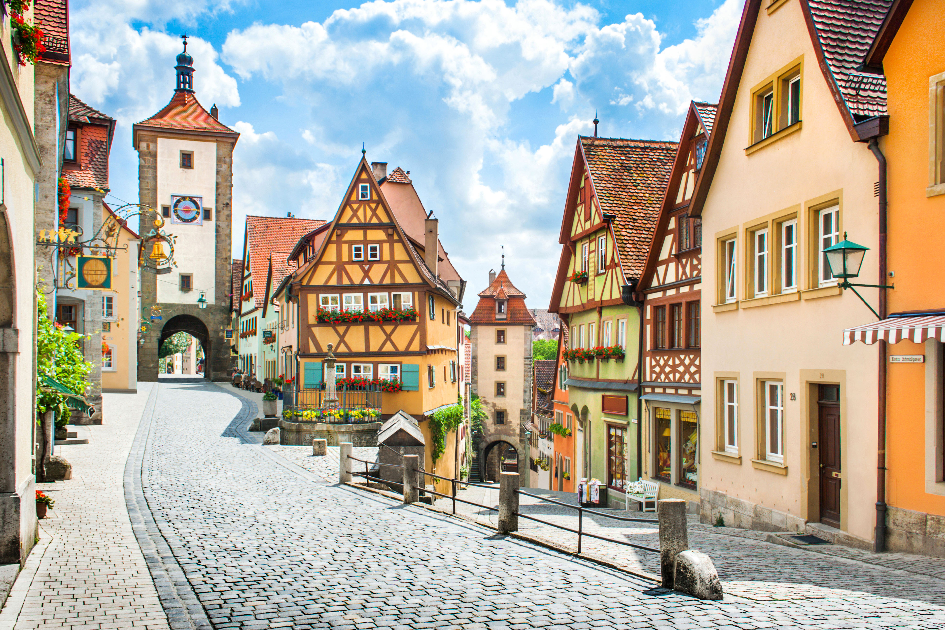 Quer voltar ao passado medieval? Então o destino é Rothenburg, com suas ruelas estreitas calçadas de pedras e muitas torres que se erguem no horizonte / GB Imagem