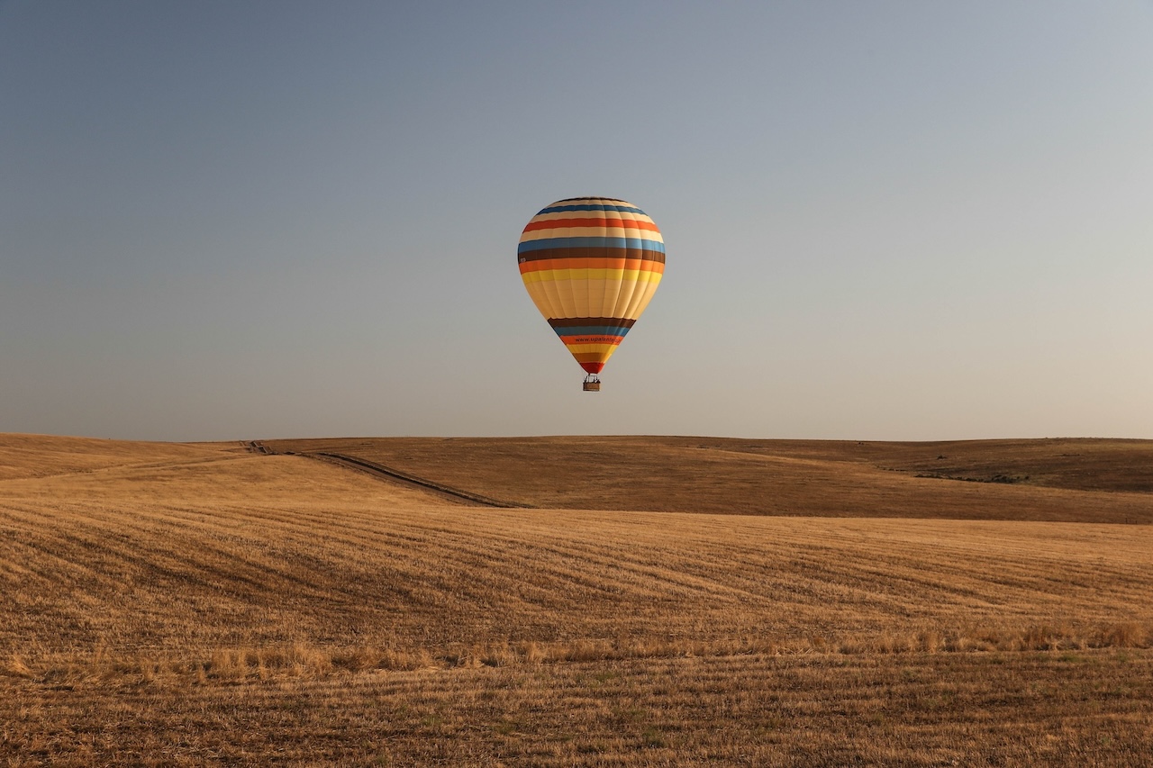 Um passeio de balão encanta qualquer turista. Se a vista com traços de verde e dourado já impressiona do solo, o visual fica ainda melhor no céu / Divulgação