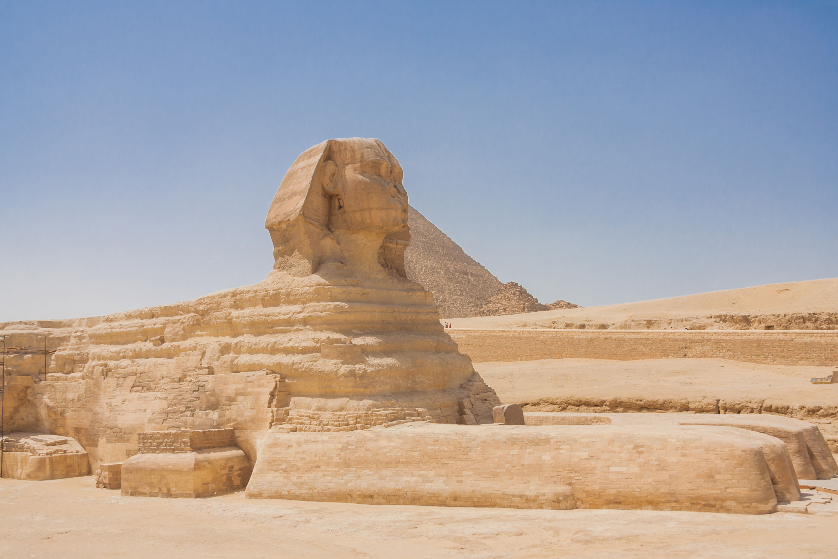 Grande Esfinge de Gizé, mais conhecida apenas como Esfinge, é uma grande estátua de pedra calcária que representa uma criatura mítica com corpo de leão e cabeça humana / GB Imagem