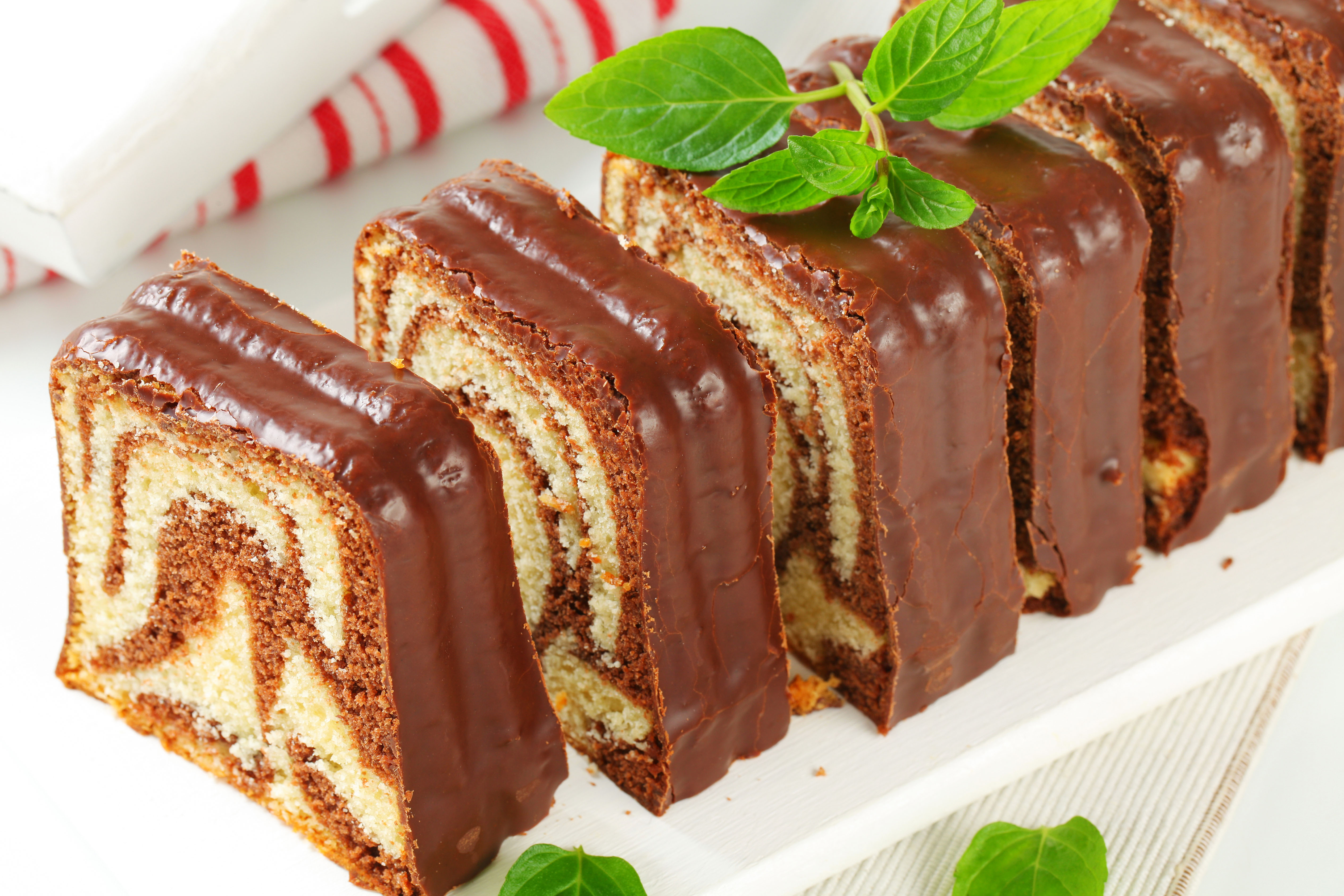 Cheio de sabor, o Clássico Bolo Mármore com Toque de Chocolate conquista pelo visual e pela simplicidade. Uma ótima pedida para acompanhar o café da tarde no Domingo de Páscoa / GB Imagem