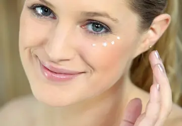 É fundamental manter a pele do redor dos olhos constantemente hidratada. E o aconselhável é usar cosméticos específicos para essa região do rosto / GB Imagem 