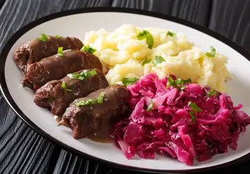 Delicioso e diferente, assim é o Rinder Rouladen, um prato típico da cozinha alemã / GB Imagem