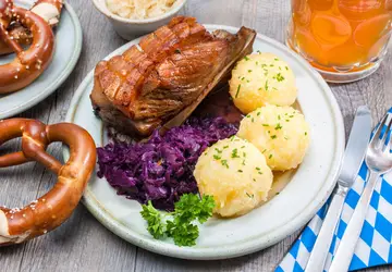Kartoffel Knöedell é um bolinho de batata muito versátil que serve como acompanhamento de vários pratos / GB Imagem