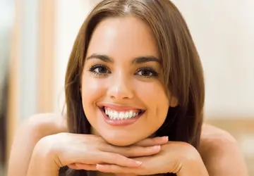 Não é difícil conseguir sorriso iluminado e dentes brancos. Existe tratamento específico para eliminar as manchas dos dentes. Fale com um dentista / GB Imagem 