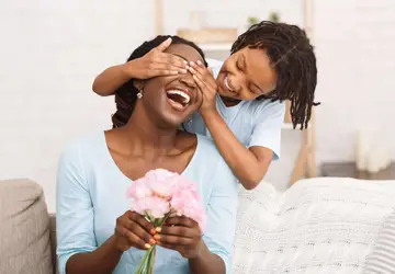 O Dia das Mães, originalmente, é uma data para ressaltar o amor e a gratidão. Uma data que não significa apenas comprar presentes caros, muitas vezes acima das posses de quem os oferece / GB Imagem