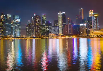 Vista do centro financeiro de Singapura à noite. O país é considerado hoje uma das mais modernas nações do continente, com ruas limpas e organizadas e um sistema de transporte eficiente/GB Imagem