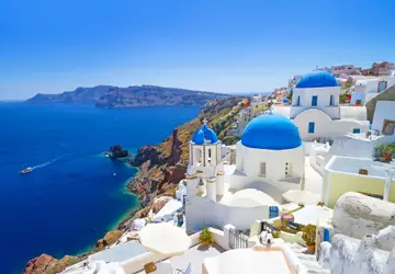 Ao visitar a Grécia, não perca a oportunidade de explorar Santorini, uma ilha vulcânica situada a aproximadamente 200 km ao sul de Atenas / GB Imagem