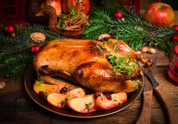 Carne de pato é muito saborosa. O Pato Assado pode ser o astro da sua mesa de Natal ou de Ano-Novo. O preparo não é complicado! / GB Imagem