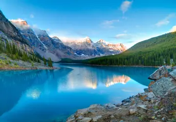 Vista do Lago Moraine. É um dos principais centros turísticos do Canadá oferecendo belíssima paisagem, várias opções de esportes e lazer e ainda fontes de águas termais / GB Imagem