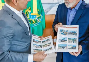  Prefeito Waguinho levou um mapa fotográfico sobre a situação de Belford Roxo para o presidente Lula - Foto: Divulgação