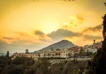 Belo pôr-do-Sol em um refúgio nas montanhas da Sicília, tendo ao fundo o Monte Etna / GB Imagem